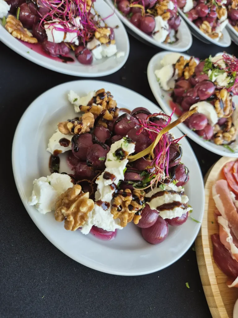 Bietensalade met geitenkaas en walnoot, naast het warme eten.