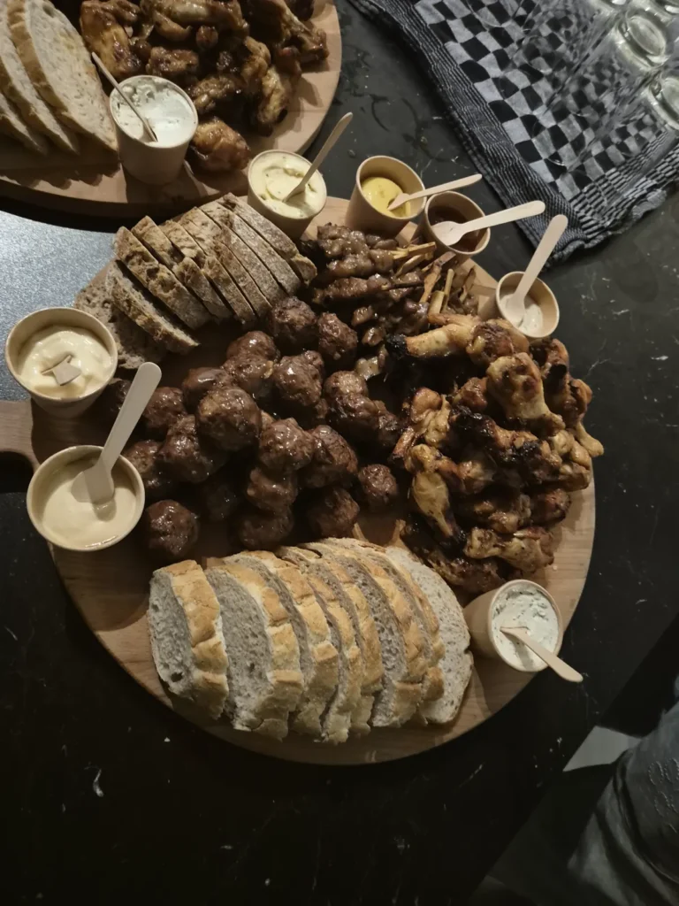 Bitterballen en gehaktballetjes met brood en dips.