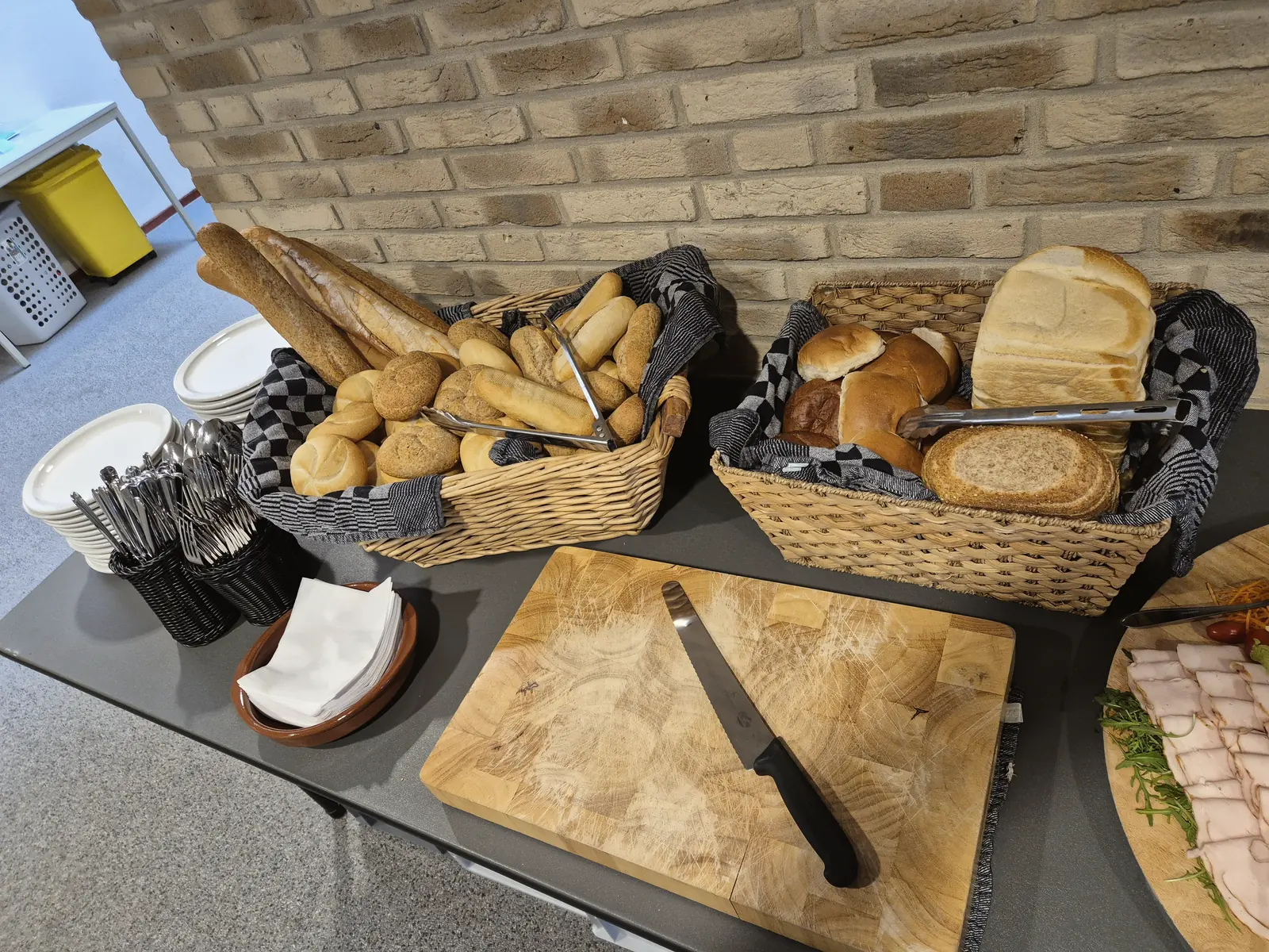 Broodmanden, beleg en een snijplank: alles klaar voor de lunch op kantoor.