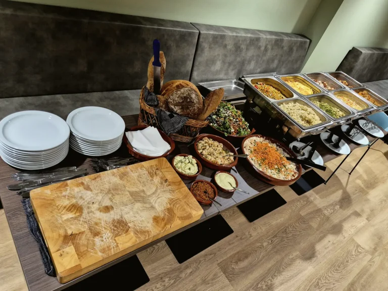 Warm buffet in chafing dishes met brood en salades