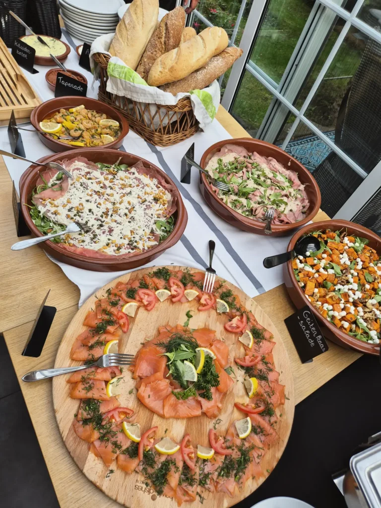 Cateraar kiezen Dordrecht met een buffet van zalm en verse salades