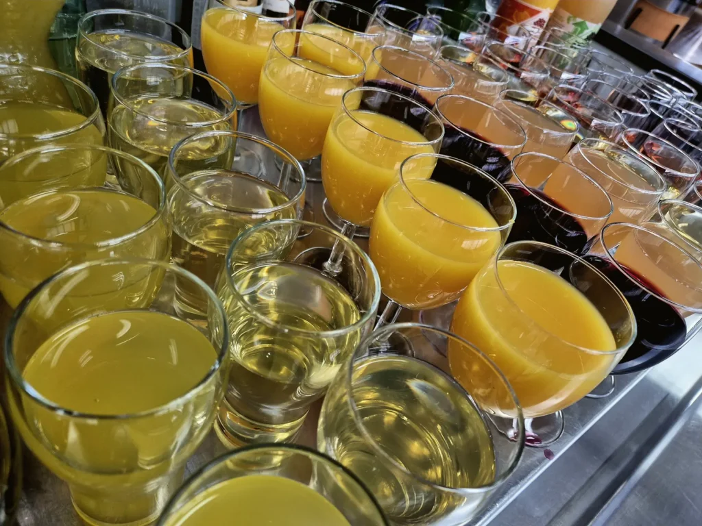 Sap en water klaargezet voordat de eerste gasten binnenkomen.