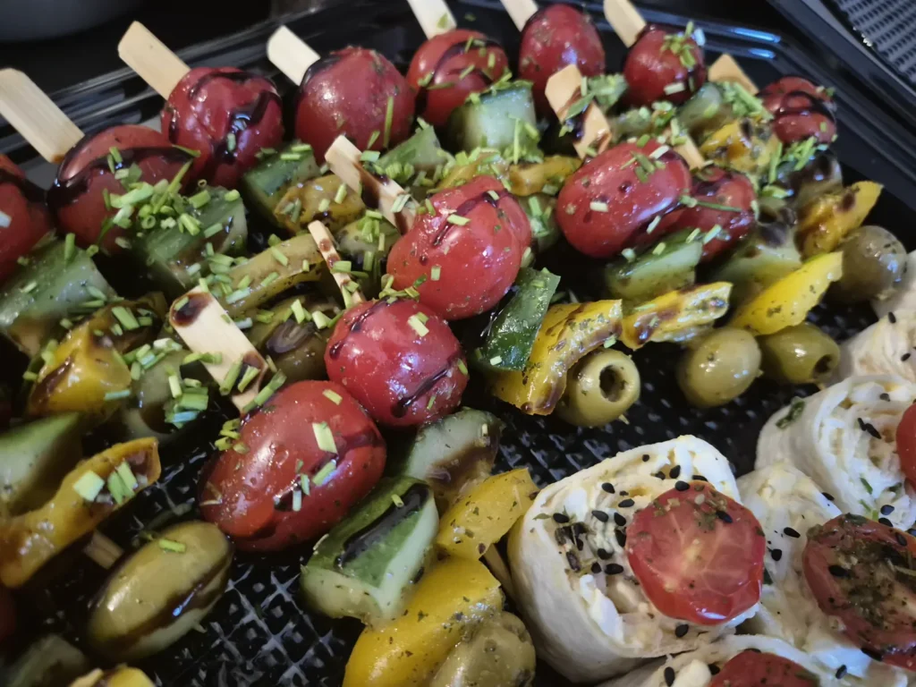 Groentespiesjes met mozzarella en olijf, in één hap op.