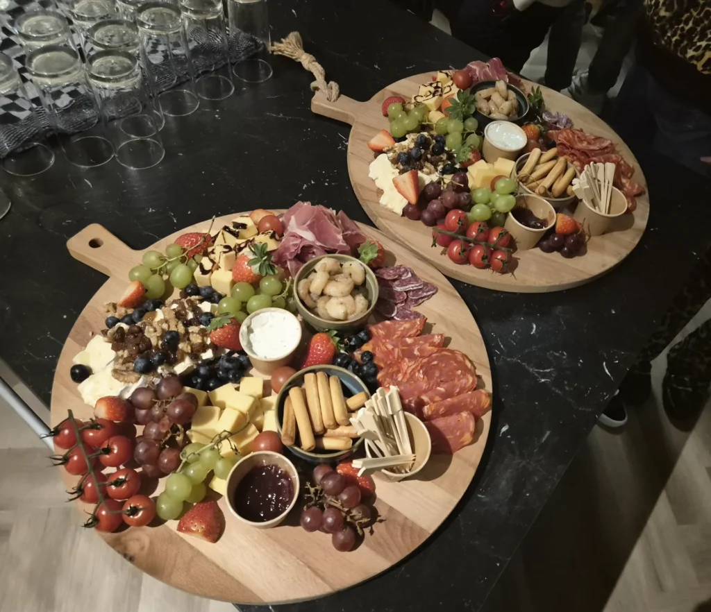 Borrelplanken met kaas, vleeswaren en fruit voor de vrijdagmiddag.