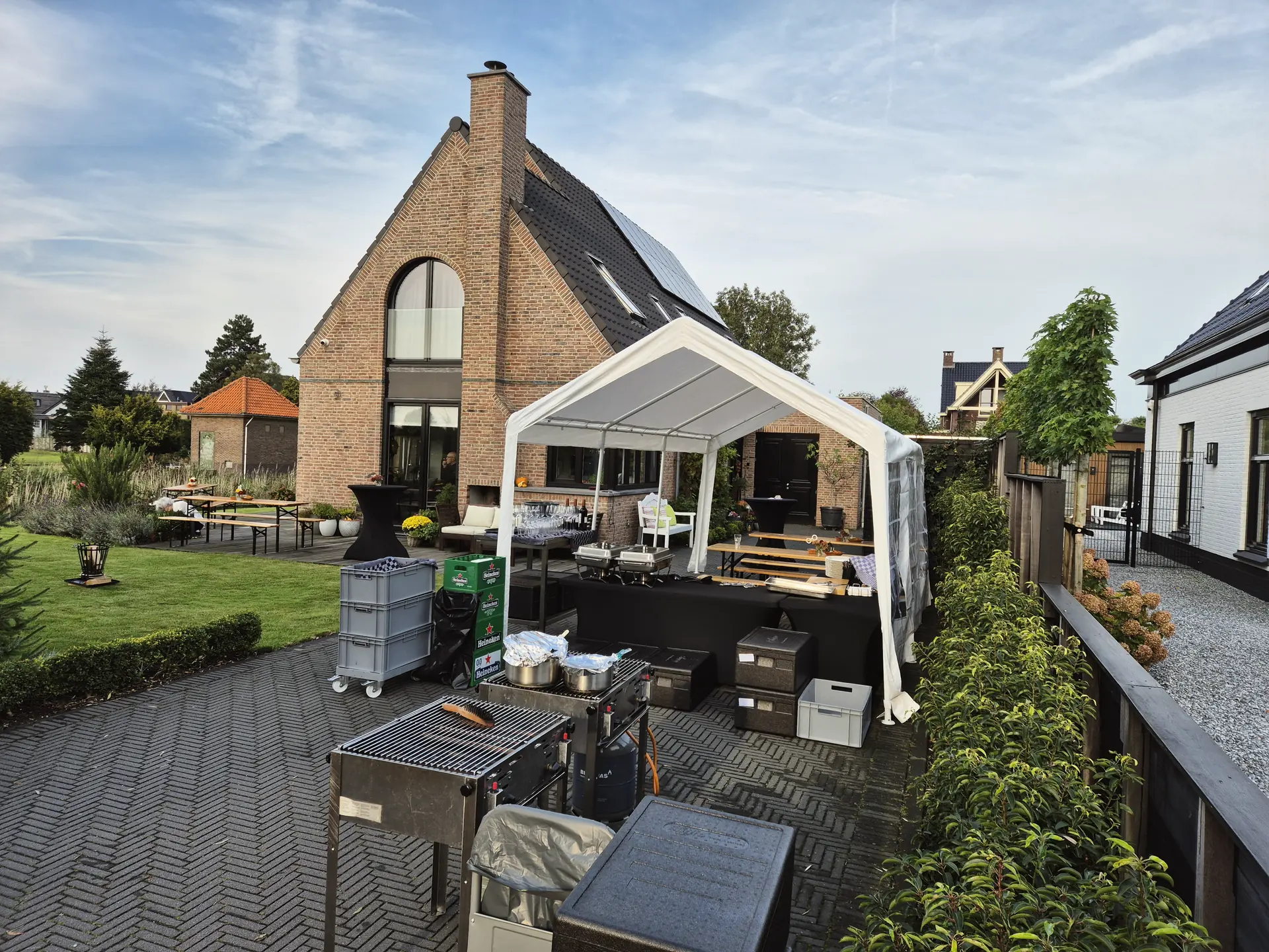 Eventcatering Dordrecht op een tuinfeest met tent en barbecue