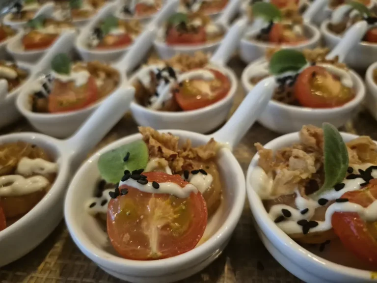 Walking dinner met amuses op lepels met kerstomaat en saus